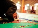 Amerikanac koji je primio islam odgovorio zašto muslimani klanjaju pet puta dnevno