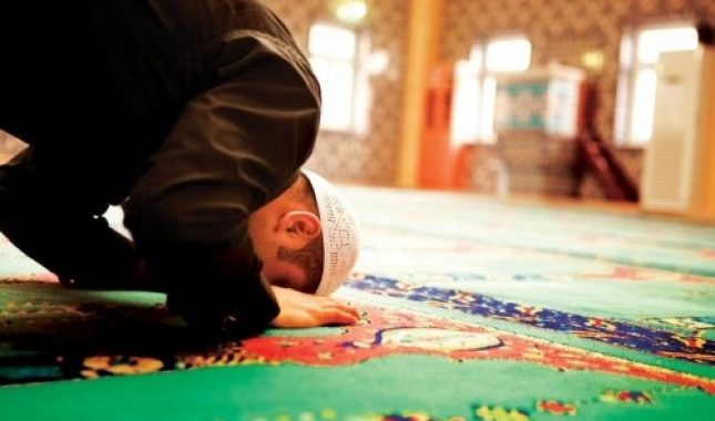 Amerikanac koji je primio islam odgovorio zašto muslimani klanjaju pet puta dnevno