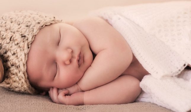 Stavljanje bijelog luka pod jastuk