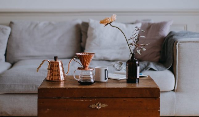 Sam u stanu s djevojkom