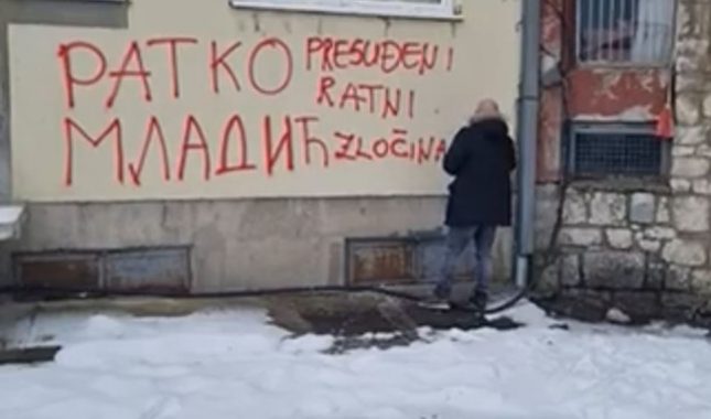 Bošnjak iz Pljevalja dopisao istinu na uvrjedljive grafite (VIDEO)