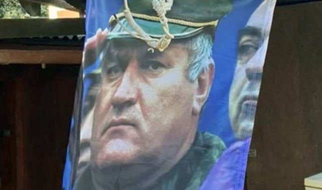 Podgoričanin u Ulcinju okačio sliku ratnog zločinca, policija mu podnijela prijavu