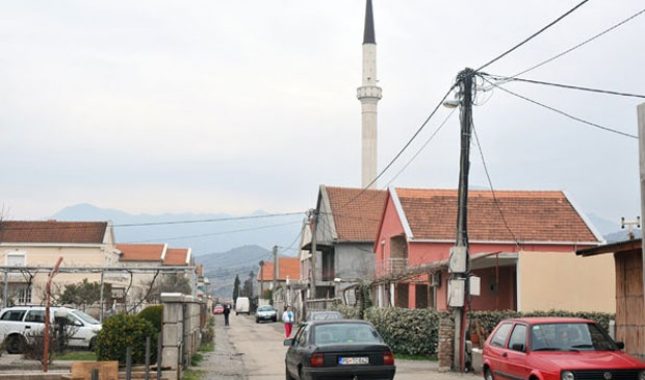 Akcija podjele Kur’ana, primjeraka Ame džuza i islamskih letaka u Karabuškom polju IKC Podgorica