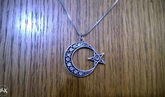 Ulazak u nužnik sa lančićem na kojem je privjesak sa mjesecom i zvijezdom, nošenje končića protiv uroka