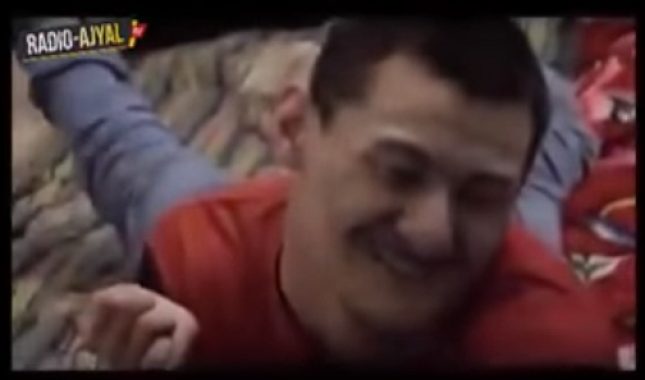 On je nepokretan, ne može ni da sjedi, ali voli činiti Allahu sedždu (VIDEO)