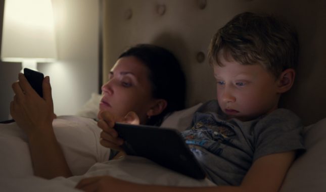 Nadmetanja djece i roditelja oko tehnoloških uređaja: Ne diraj mi telefon