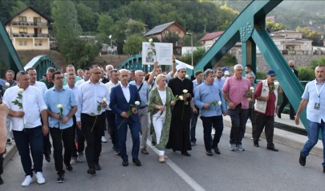 Stotine ruža pušteno niz Drinu povodom godišnjice zločina nad Bošnjacima u Foči