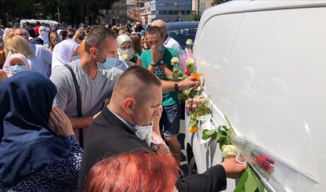 Građani Sarajeva odali počast žrtvama genocida u Srebrenici (VIDEO)