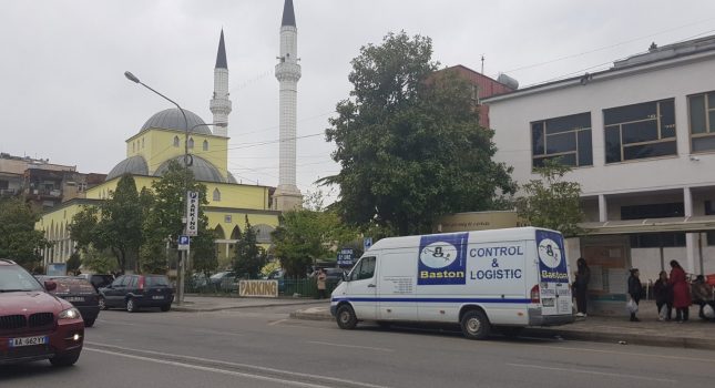 Podijeljeno 2,800 knjiga vjernicima i vjernicama u Skadru-Džamija Paruc