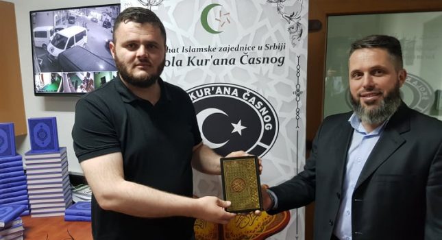Poklon Kur`ani u boji najmlađim polaznicima Škole Kurana Časnog iz Novoga pazara