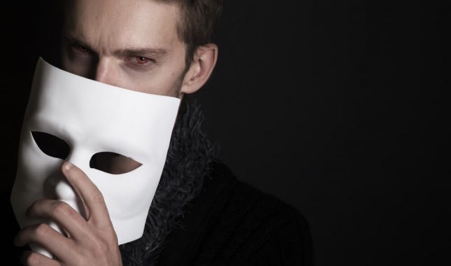 Ne budi od onih koji javno proklinju šejtana, a u tajnosti sa njim prijateljuju